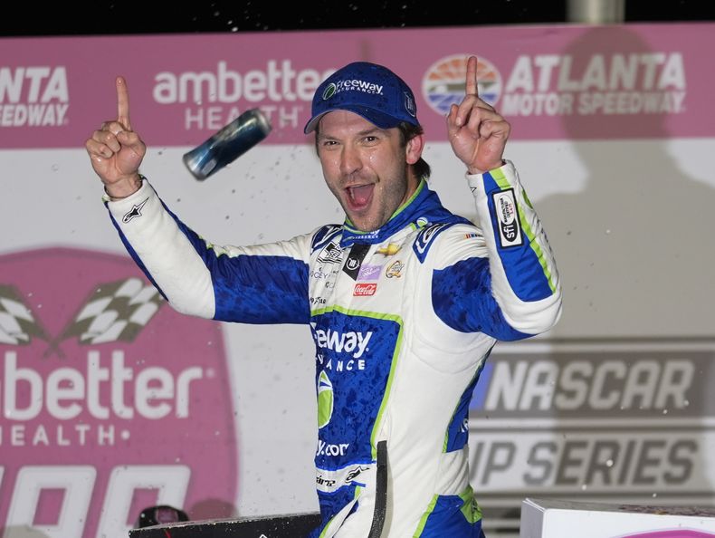 El mexicano Daniel Suárez reacciona después de ganar en el Atlanta Motor Speedway, la fecha de la Serie NASCAR Cup, el domingo 25 de febrero de 2024, en Hampton, Georgia. (AP Foto/John Bazemore)
