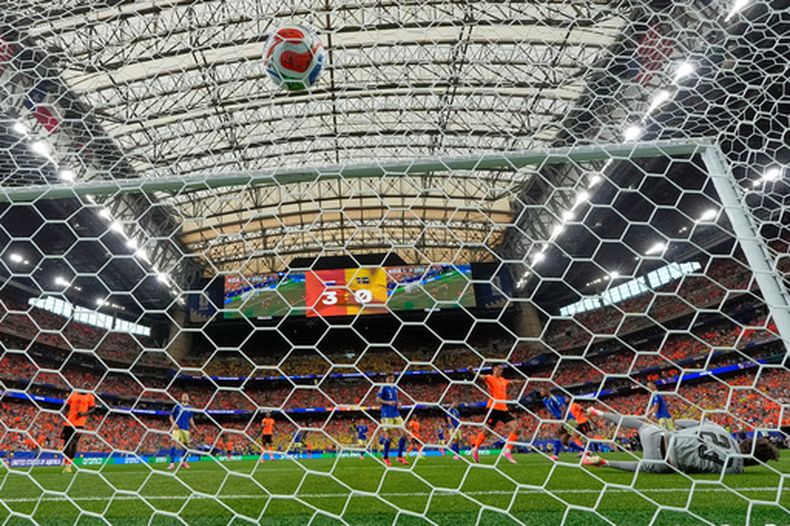 Cody Gakpo (11) anota el cuarto gol de Holanda en el partido contra Suecia en la fase de grupos del Mundial, el sábado 20 de juniod e 2026, en Houston. (AP Foto/Ashley Landis)