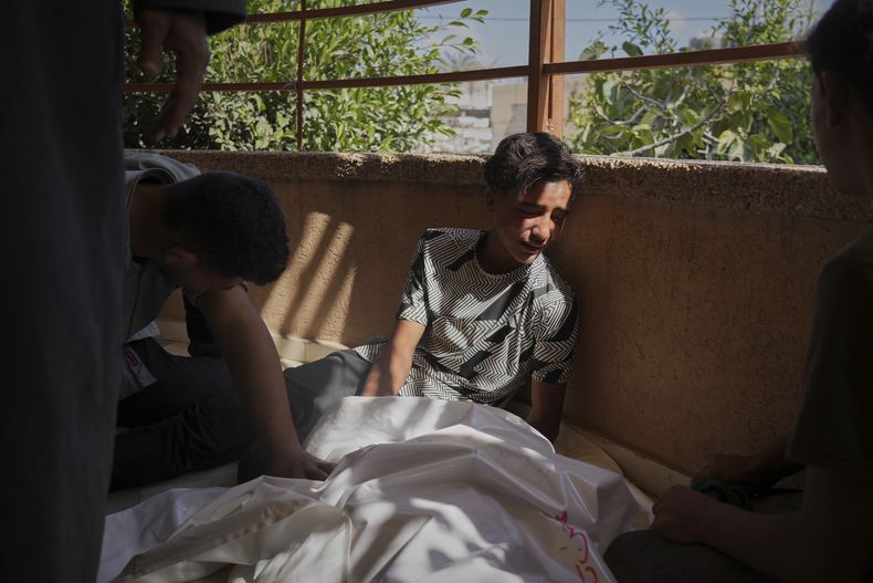 Palestinos lloran a Abdul Rahman Al-Qudra, quien murió mientras se dirigía a un centro de distribución de ayuda, en Jan Yunis, en la Franja de Gaza, el 3 de junio de 2025. (AP Foto/Abdel Kareem Hana)