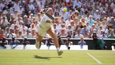 Karolina Muchova, de la República Checa, devuelve la pelota a Coco Gauff, de los Estados Unidos, quien celebra un punto en su contra en su partido de semifinales de individuales femeninos en el Campeonato de Tenis de Wimbledon, en Londres, el jueves 9 de julio de 2026. (Foto AP/Kin Cheung)