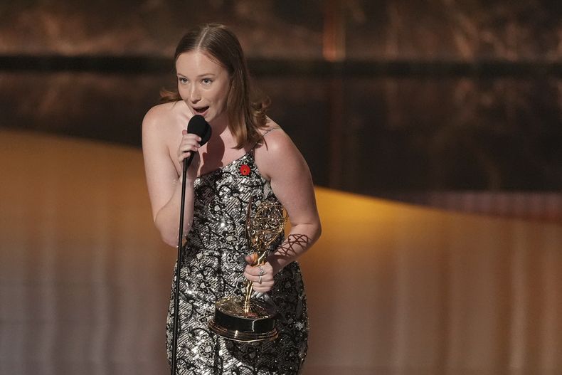 Hannah Einbinder acepta el premio a la mejor actriz de reparto en una serie de comedia por Hacks durante la 77a edición de los Premios Emmy el domingo 14 de septiembre de 2025 en el Teatro Peacock de Los Ángeles. (Foto AP/Chris Pizzello)
