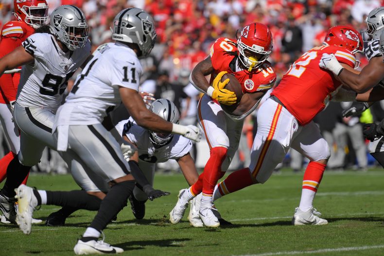 Isiah Pacheco (10), running back de los Chiefs de Kansas City, anota cerca de Jeremy Chinn (11), safety de los Raiders de Las Vegas, durante la segunda mitad de un juego de fútbol americano de la NFL el domingo 19 de octubre de 2025, en Kansas City, Misuri. (AP Photo/Reed Hoffmann)