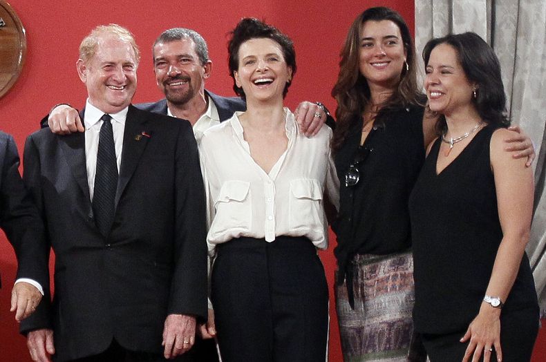 El productor Mike Medavoy, izquierda, el actor espa&ntilde;ol Antonio Banderas, segundo de izqueirda a derecha, la actriz francesa Juliette Binoche, centro, la actriz chilena Cote de Pablo, y la directora mexicana Patricia Riggen, posan para un retato tra