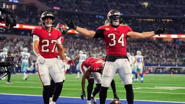 Alex Anzalone, linebacker de los Buccaneers de Tampa Bay festeja tras interceptar un pase para definir el duelo ante los Cowboys de Dallas, el jueves 8 de octubre de 2026 (AP Foto/Julio Cortez)
