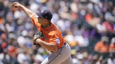 El abridor de los Astros de Houston, Brandon Bielak, trabaja durante la primera entrada del juego de béisbol el miércoles 19 de julio de 2023, En Denver. (AP Foto/David Zalubowski)