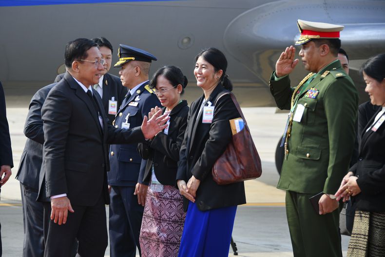En la imagen, publicada por el Ministerio de Asuntos Exteriores de Tailandia, el líder militar de Myanmar, el general en jefe Min Aung Hlaing, al frente, izquierda, llega a Bangkok, Tailandia, el jueves 3 de abril de 2025. (Ministerio de Asuntos Exteriores de Tailandia vía AP)