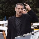 ARCHIVO - George Clooney llega al Lido para el Festival de Cine de Venecia en Venecia, Italia, el 8 de septiembre de 1998, para promocionar la película de Steven Soderbergh Out Of Sight. (Foto AP/Francesco Proietti, archivo)