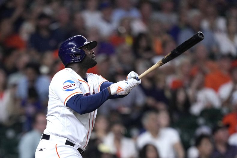 El cubano Yordan Álvarez, de los Astros de Houston, conecta un doblete en el juego ante los Cachorros de Chicago, el martes 16 de mayo de 2023 (AP Foto/David J. Phillip)