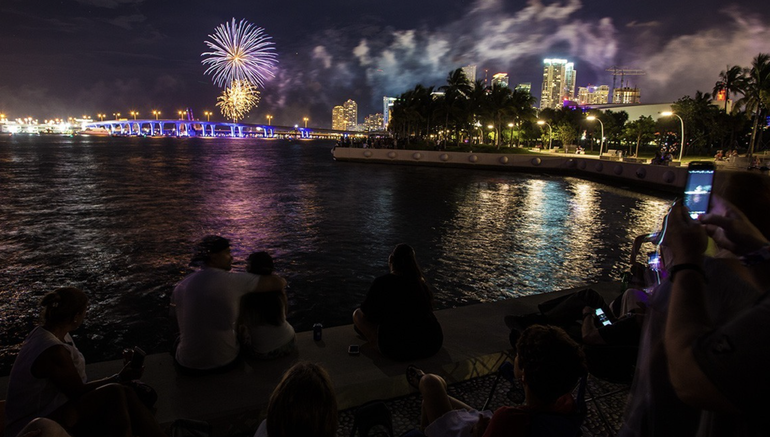 ¿Dónde puedes ver fuegos artificiales este 4 de julio en Miami-Dade? Aquí tienes la lista completa