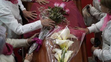 Amigas de la actriz mexicana Silvia Pinal se sespiden durante su funeral en el Palacio de Bellas Artes, en la Ciudad de México, el sábado 30 de noviembre de 2024.Pinal, actriz de la Época de Oro de México cine en las décadas de 1940 y 1950, murió el jueves. Tenía 93 años. (Foto AP/Aurea Del Rosario)
