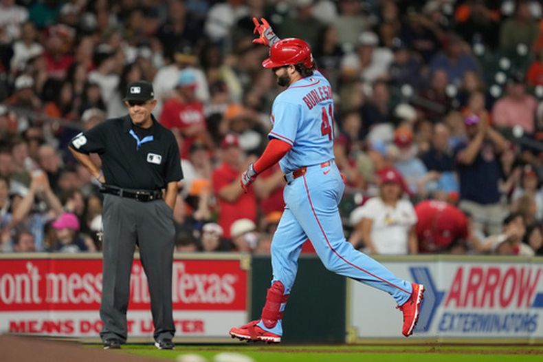 Alec Burleson de los Cardenales de San Luis celebra al correr las bases tras batear un jonrón en la séptima entrada ante los Astros de Houston el sábado 18 de abril del 2026. (AP Foto/Ashley Landis)