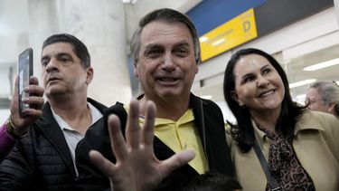 El expresidente brasileño Jair Bolsonaro se toma fotografías con partidarios a su llegada al aeropuerto de Río de Janeiro, Brasil, el jueves 29 de junio de 2023. (AP Foto/Silvia Izquierdo)