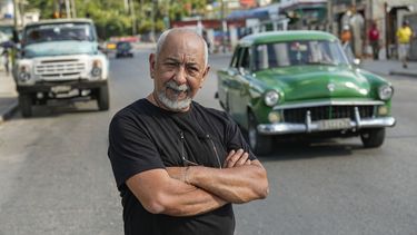 El escritor cubano Leonardo Padura posa para un retrato en la calle en La Habana, Cuba, el miércoles 10 de abril de 2024. (AP Foto/Ramón Espinosa)