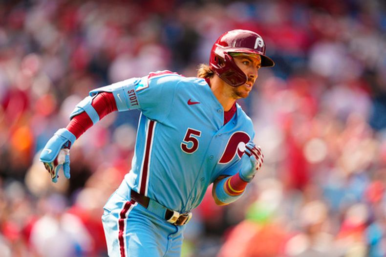 Bryson Stott de los Filis de Filadelfia tras batear un triple ante los Gigantes de San Francisco, el jueves 30 de abril de 2026, en Filadelfia. (AP Foto/Derik Hamilton)