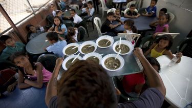 Ahora la oposición venezolana lleva comedores a los pobres