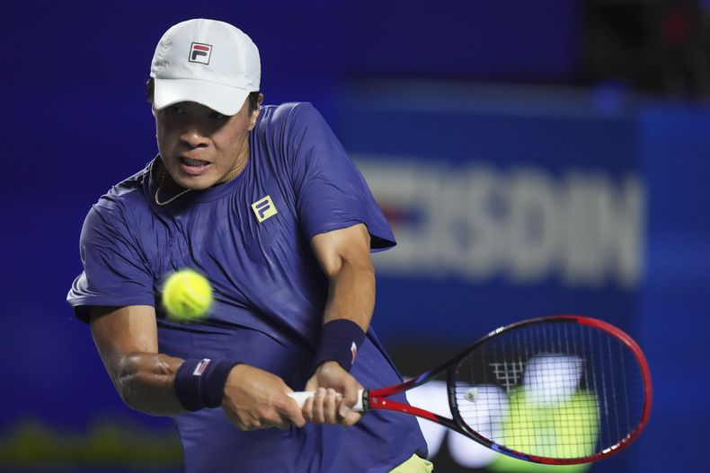 Brandon Nakashima, de Estados Unidos, regresa una pelota al checo Tomas Machac por la semifinal del Abierto Mexicano de Tenis en Acapulco, México, el viernes 28 de febrero del 2025. (AP Foto/Eduardo Verdugo)