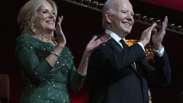El presidente Joe Biden y la primera dama Jill Biden en el Centro de Artes John F. Kennedy en Washington, el 3 de diciembre de 2023. (Foto AP /Manuel Balce Ceneta)