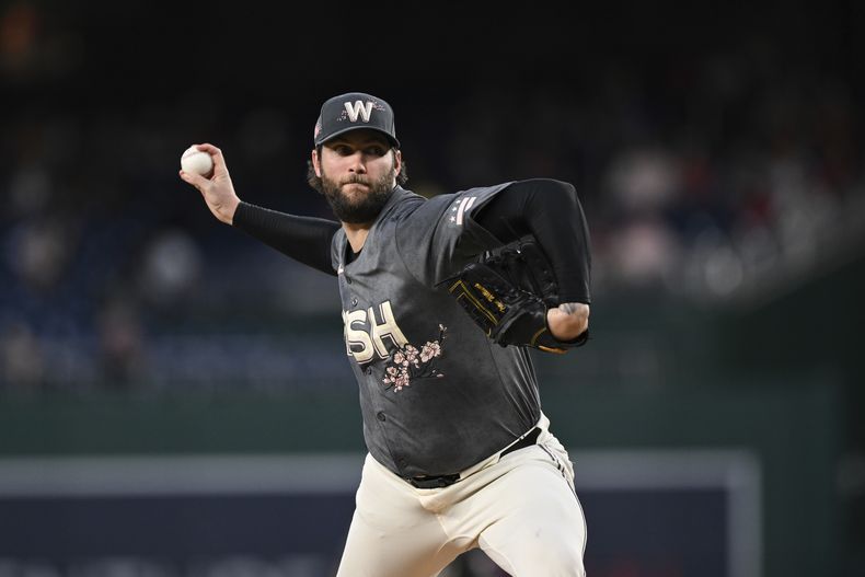 Trevor Williams, de los Nacionales de Washington, lanza en el primer inning del juego del viernes 27 de septiembre de 2024, ante los Filis de Filadelfia (AP Foto/Terrance Williams)