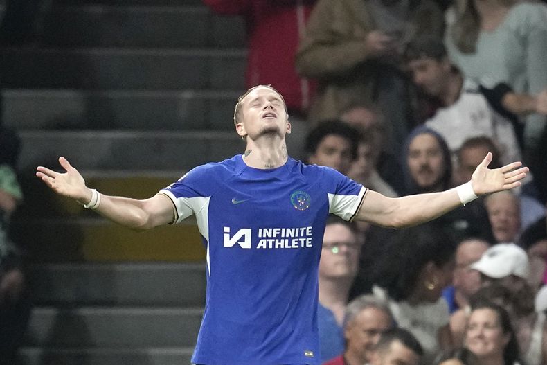 Mykhailo Mudryk festeja tras marcar el primer gol de Chelsea en el partido contra Fulham por la Liga Premier inglesa, el lunes 2 de octubre de 2023, en Londres. (AP Foto/Kin Cheung)