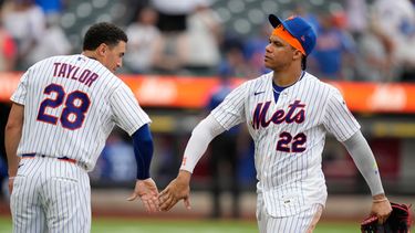 El dominicano Juan Soto y su compañero de los Mets de Nueva York Tyrone Taylor celebran tras vencer a los Reales de Kansas City el jueves 9 de julio del 2026. (AP Foto/Seth Wenig)