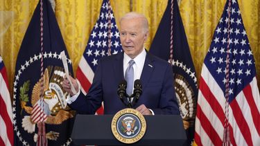 El presidente estadounidense Joe Biden habla ante la Asociación Nacional de Gobernadores en un evento en la Sala Este de la Casa Blanca, el viernes 23 de febrero de 2024, en Washington. (AP Foto/Evan Vucci)