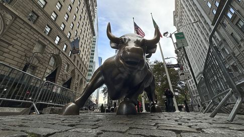 El Toro de Wall Street en el distrito financiero de la ciudad de Nueva York, el martes 15 de octubre de 2024. (AP Foto/Peter Morgan)