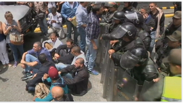 se registran nuevas protestas y mas represion en venezuela