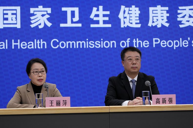 Wang Liping, a la izquierda, investigadora del Centro Chino de Control y Prevención de Enfermedades, habla durante una conferencia de prensa de la Comisión Nacional de Salud tras preocupaciones por un repunte de los contagios de metaneumovirus respiratorio humano (HMPV) en el norte de China, en Beijing, el domingo 12 de enero de 2025. (AP Foto/Andy Wong)