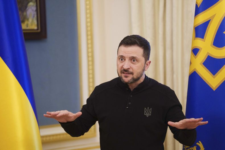 El presidente ucraniano Volodymyr Zelenskyy habla con periodistas en una conferencia de prensa en Kiev, Ucrania, el miércoles 26 de febrero de 2025. (AP Foto/Evgeniy Maloletka)