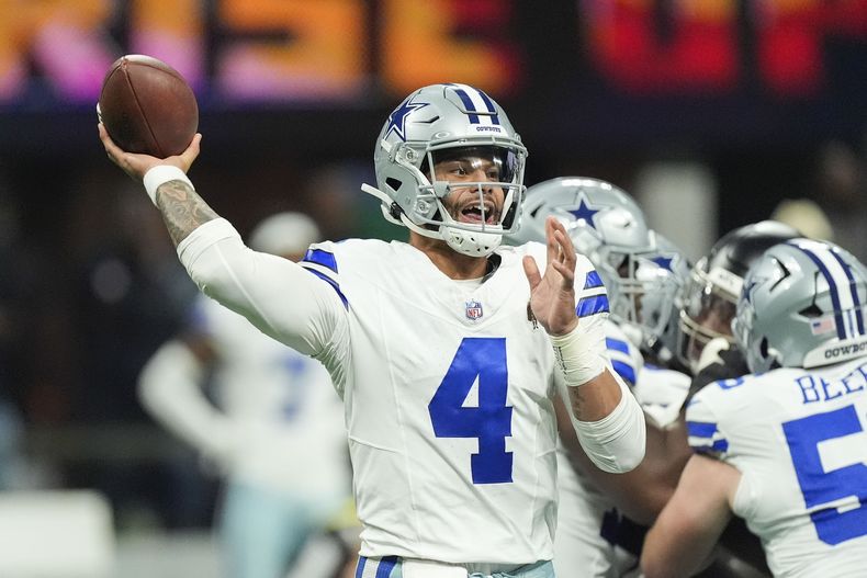 Dak Prescott (4), quarterback de los Cowboys de Dallas, lanza un pase durante la primera mitad del partido de la NFL en contra de los Falcons de Atlanta, el domingo 3 de noviembre de 2024, en Atlanta. (AP Foto/ John Bazemore)