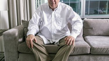 ARCHIVO - El cineasta Errol Morris posa para un retrato para promocionar su película, The Pigeon Tunnel, un documental sobre John le Carré, durante el Festival Internacional de Cine de Toronto en Toronto el 12 de septiembre de 2023. La más reciente película de Morris, Separation, se estrenó en el Festival de Cine de Venecia el jueves. (Foto Joel C Ryan/Invision/AP, archivo)