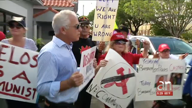 nancy pelosi llega a miami  y el reciben con gritos e insultos