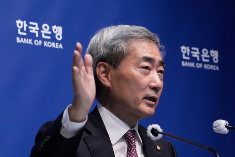 El gobernador del Banco de Corea, Shin Hyun Song, habla durante una conferencia de prensa en el banco central, el jueves 16 de julio de 2026, en Seúl, Corea del Sur. (AP Foto/Ahn Young-joon)