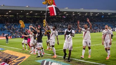 Los jugadores del Bayer Leverkusen festejan tras la victoria 5-0 ante Bochum en la Bundesliga, estirando a 50 partidos su racha invicta en todas las competiciones, el domingo 12 de mayo de 2024. (David Inderlied/dpa vía AP)