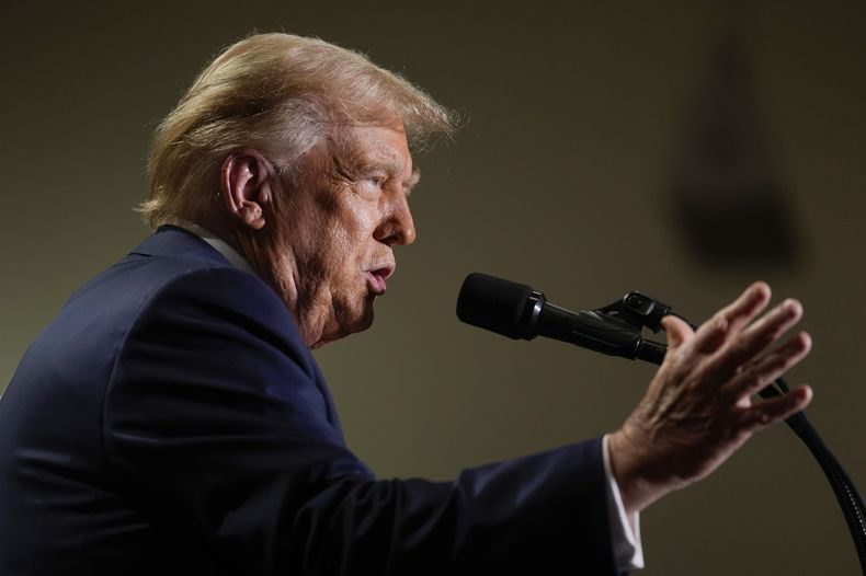 El candidato presidencial republicano, el expresidente Donald Trump, habla en un acto de campaña, el domingo 29 de septiembre de 2024, en Erie, Pensilvania. (AP Foto/Matt Rourke)