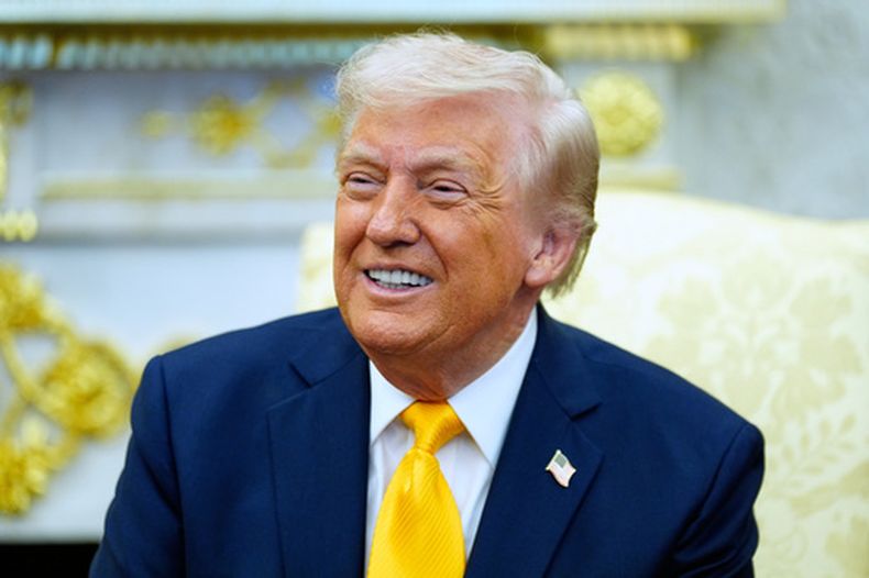 El presidente Donald Trump sonríe durante una reunión con la primera ministra de Japón, Sanae Takaichi, en el Despacho Oval de la Casa Blanca, el jueves 19 de marzo de 2026, en Washington. (AP Foto/Alex Brandon)