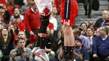 americateve | El centro de los Bulls de Chicago, Joakim Noah, izquierda, lanza sobre la marca del centro de los Wizards de Washington, Marcin Gortat, durante la primera mitad del quinto juego de la serie de playoffs el martes 29 de abril de 2014 en Chicago. (AP Photo/C