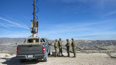 ARCHIVO - Soldados observan el muro fronterizo junto a un vehículo de vigilancia durante la visita a la frontera de Estados Unidos con México del secretario de Defensa, Pete Hegseth, en Sunland Park, Nuevo México, el lunes 3 de febrero de 2025. (AP Foto/Andres Leighton, Archivo)