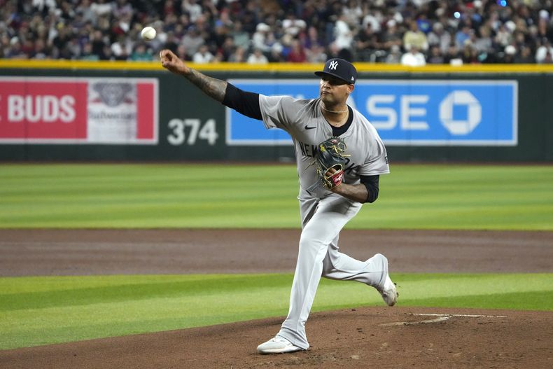Luis Gil, lanzador de los Yankees de Nueva York, lanza en contra de los Diamondbacks de Arizona durante la primera entrada del juego de béisbol, el lunes 1 de abril de 2024, en Phoenix. (AP Foto/Rick Scuteri)