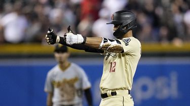 El cubano Lourdes Gurriel Jr. de los Diamondbacks de Arizona celebra un doble en la octava entrada ante los Piratas de Pittsburgh el viernes 7 de julio del 2023. (AP Foto/Ross D. Franklin)