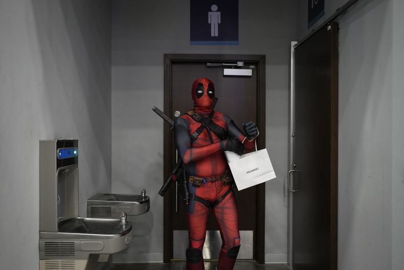Una persona vestida de Deadpool asiste a la Comic-Con en la Ciudad de Panamá, el 1 de septiembre de 2024. (AP Foto/Matías Delacroix)