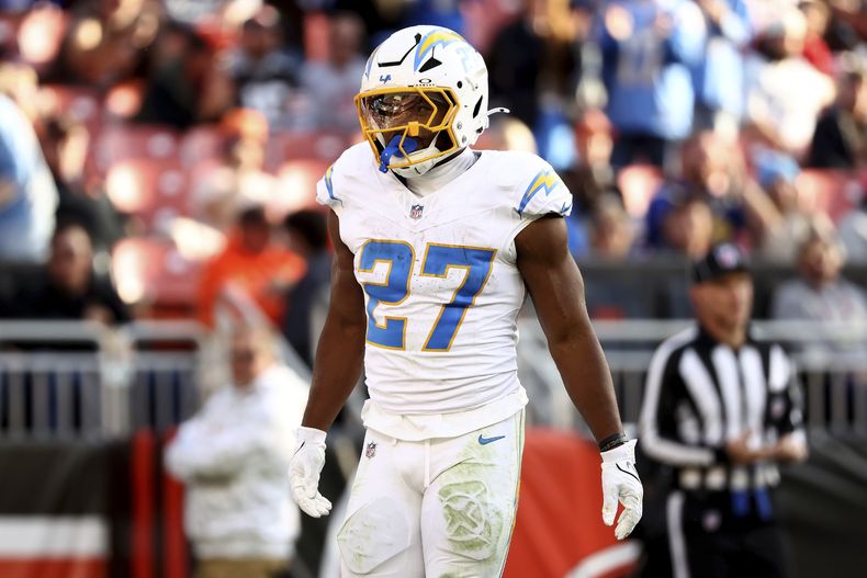 ARCHIVO - J.K. Dobbins (27), running back de los Chargers de Los Ángeles, reacciona después de conseguir un primero y diez durante el partido de la NFL en contra de los Browns de Cleveland, el domingo 3 de noviembre de 2024, en Cleveland. (AP Foto/Kirk Irwin, Archivo)