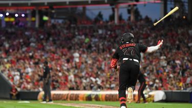 Sal Stewart, de los Rojos de Cincinnati, arroja su bate, tras conectar un hit ante los Piratas de Pittsburgh, el viernes 31 de julio de 2026 (AP Foto/Tanner Pearson)