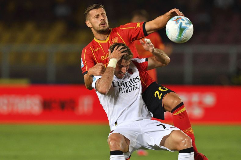 Ylber Ramadani (20), de Lecce, y el mexicano Santiago Giménez, del AC Milan, disputan un balón durante el partido de fútbol de la Serie A entre US Lecce y AC Milan, en el estadio Via del Mare, en Lecce, Italia, el viernes 29 de agosto de 2025. (Giovanni Evangelista/LaPresse vía AP)