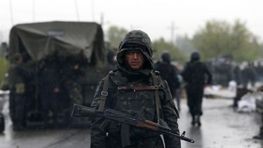 americateve | Un soldado ucraniano monta guardia en una carretera que conduce a Slovyansk, en el oriente del pa&iacute;s, el viernes 2 de mayo de 2014. (Foto AP/Darko Vojinovic)