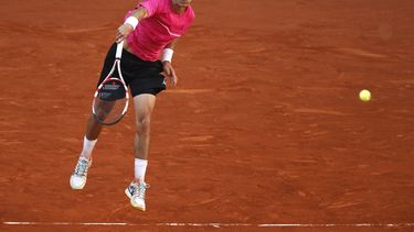 americateve | El colombiano Santiago Giraldo saca contra Roberto Bautista en el Masters de Madrid el viernes, 9 de mayo de 2014. (AP Photo/Andres Kudacki)