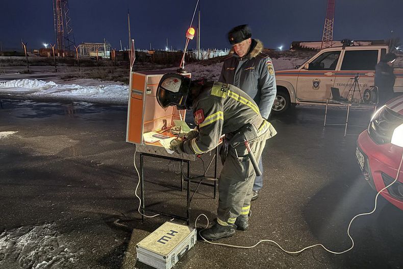 En esta foto proporcionada por el canal de Telegram del gobernador de la región de Sarátov, Roman Busargin, el miércoles 8 de enero de 2025, bomberos y rescatistas trabajan en el recinto industrial dañado tras un ataque de drones ucranianos en Sarátov, Rusia. (Canal de Telegram del gobernador de la región de Sarátov, Roman Busargin via AP)