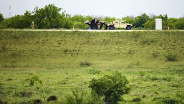 Dos miembros de la Guardia Nacional patrullan un área de tierra detrás del muro fronterizo federal la tarde del martes 19 de marzo de 2024, en Mission, Texas. (AP Foto/Valerie Gonzalez)