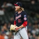 Jordan Weems, relevista de los Nacionales de Washington, reacciona tras ponchar a un rival de los Marineros de Seattle en el 11mo inning del juego de la MLB que enfrentó a ambos equipos, el 27 de junio de 2023, en Seattle. (AP Foto/Lindsey Wasson)