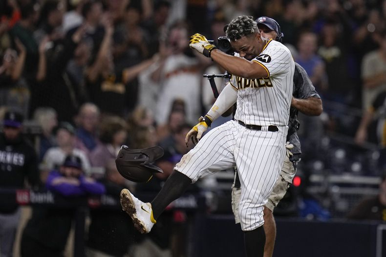 Xander Bogaerts, de los Padres de San Diego, festeja luego de conectar un jonrón decisivo ante los Rockies de Colorado, el martes 19 de septiembre de 2023 (AP Foto/Gregory Bull)